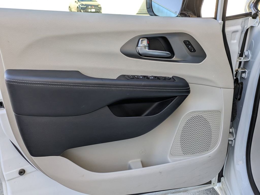 Used 2024 Chrysler Pacifica Touring-L image 11