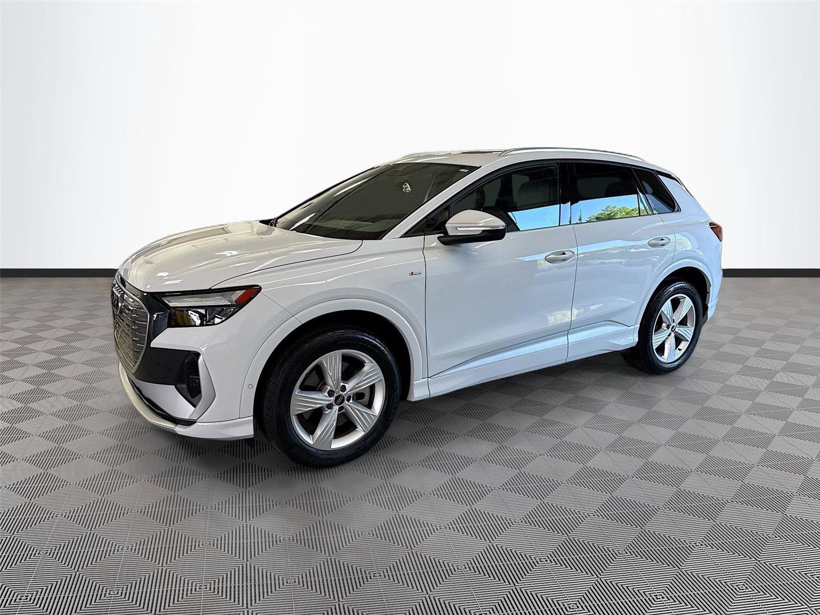 Used 2023 Audi Q4 e-tron Premium Plus w/ Premium Plus AWD/4WD image 3