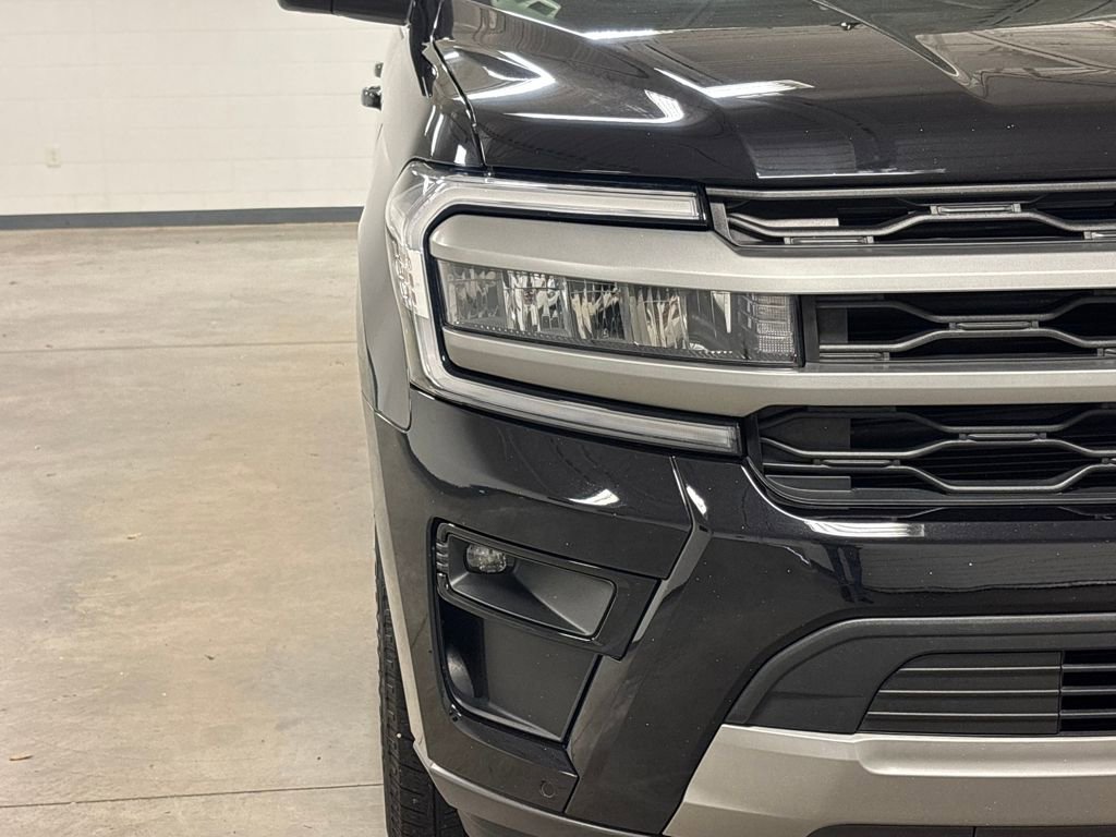 Used 2023 Ford Expedition XLT image 5