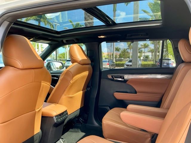 Used 2025 Toyota Highlander Platinum image 11