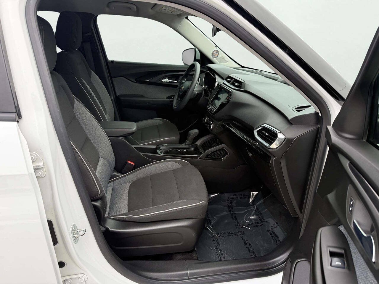 Used 2022 Chevrolet TrailBlazer LT w/ Convenience Package FWD image 12