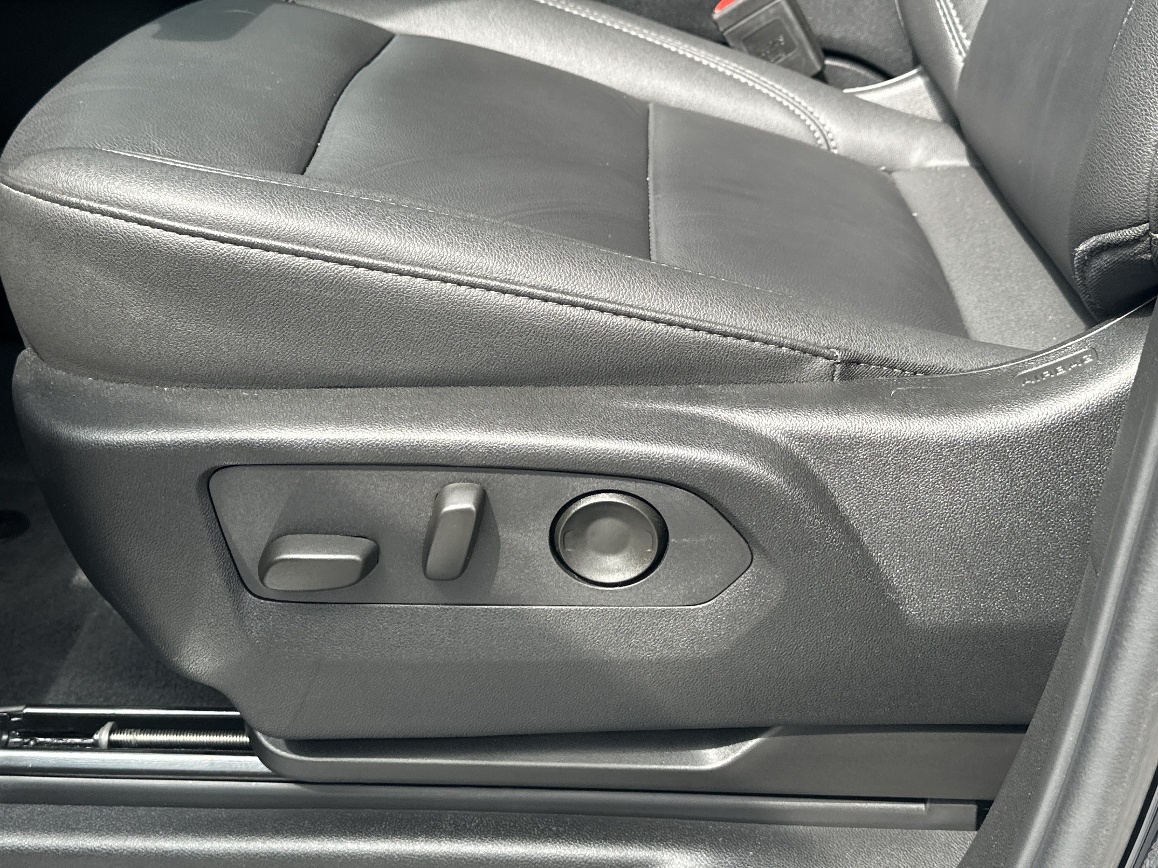 Used 2024 Chevrolet Tahoe LT w/ LT Signature Package AWD/4WD image 10