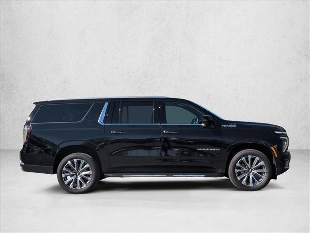 Used 2026 Chevrolet Suburban High Country AWD/4WD image 4