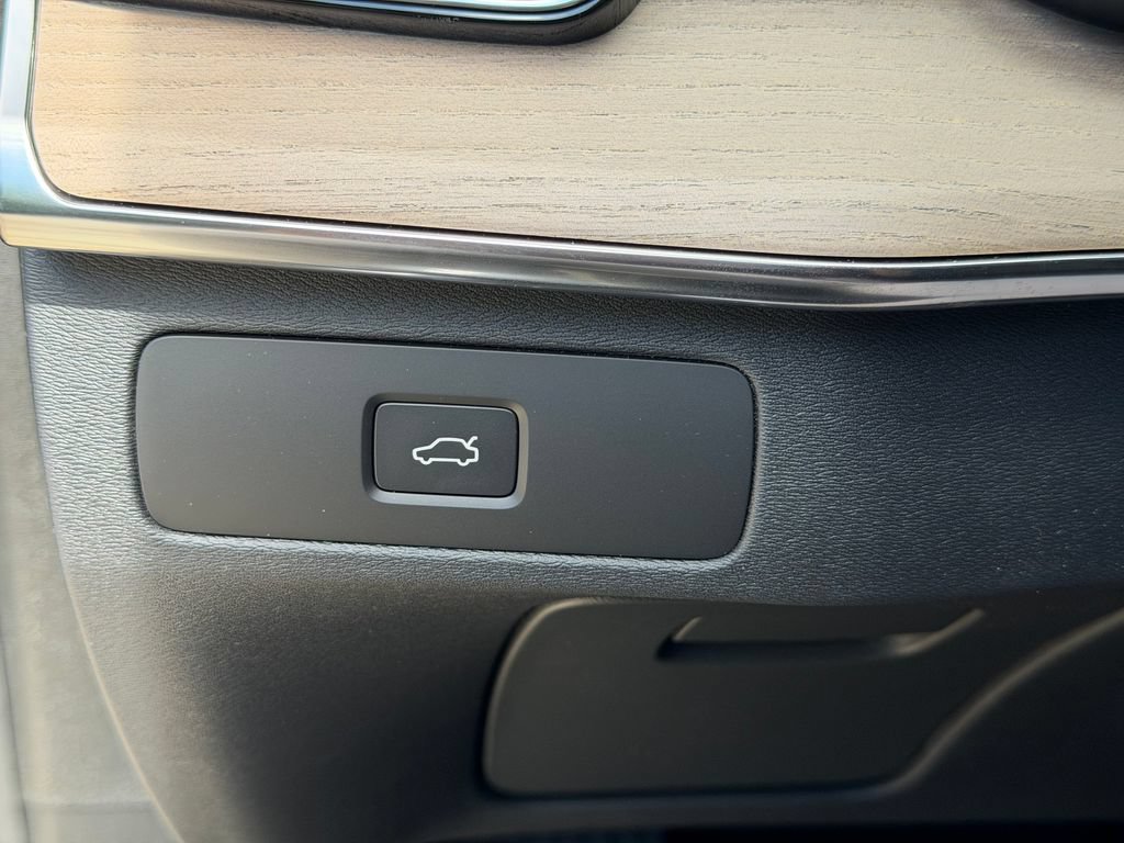 New 2026 Volvo XC90 B6 Plus w/ Protection Package Premier AWD/4WD image 32