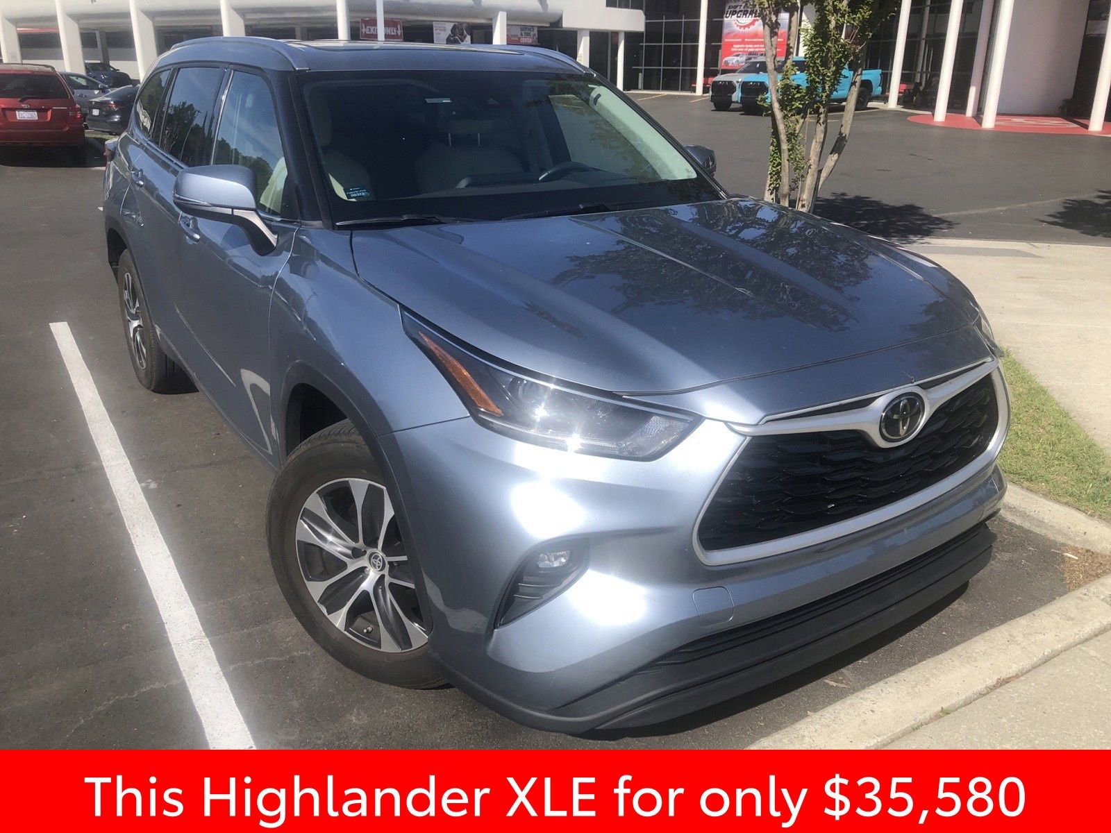 Used 2021 Toyota Highlander XLE FWD image 3