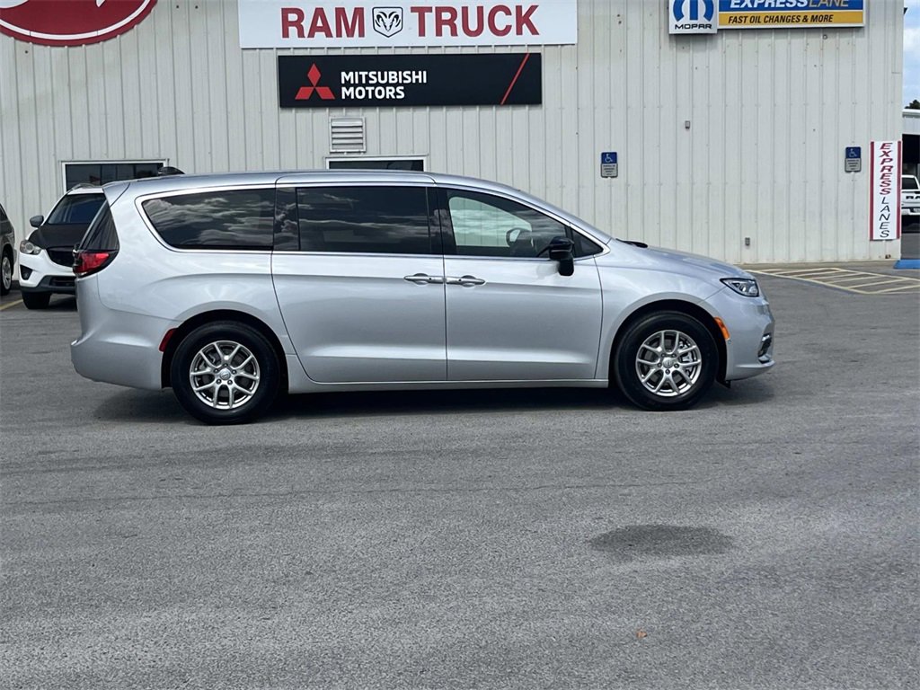New 2026 Chrysler Pacifica Select image 6
