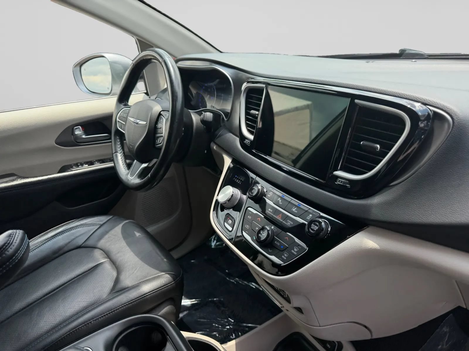 Used 2021 Chrysler Pacifica Touring-L FWD image 35