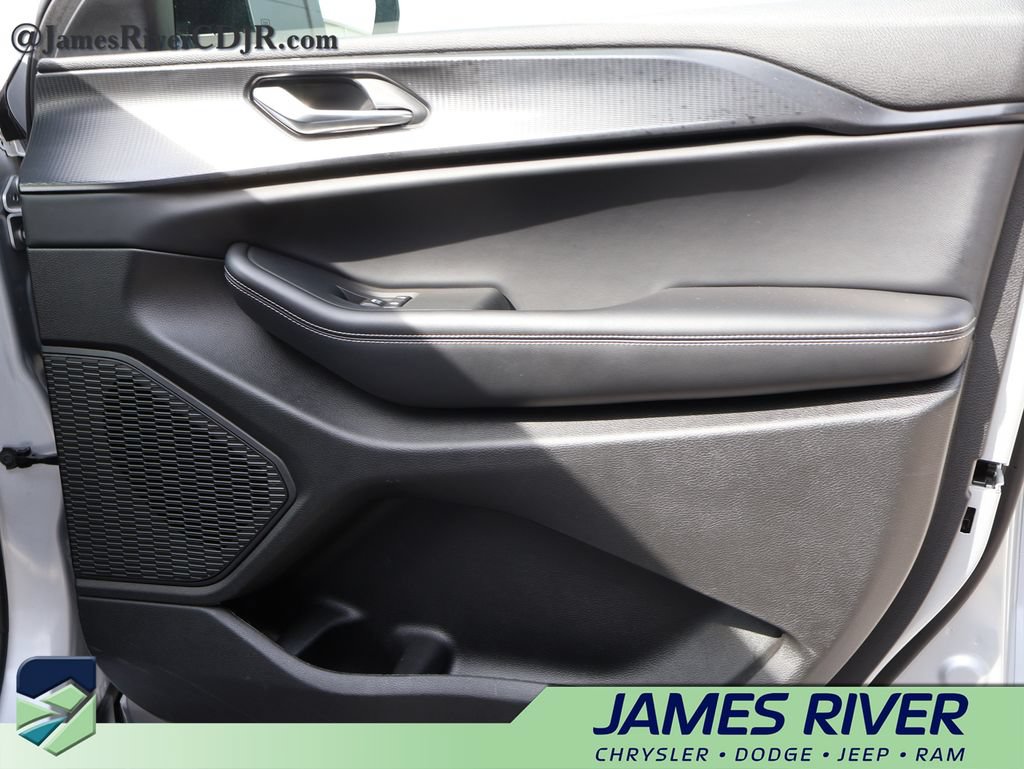 Used 2025 Jeep Grand Cherokee Altitude AWD/4WD image 8
