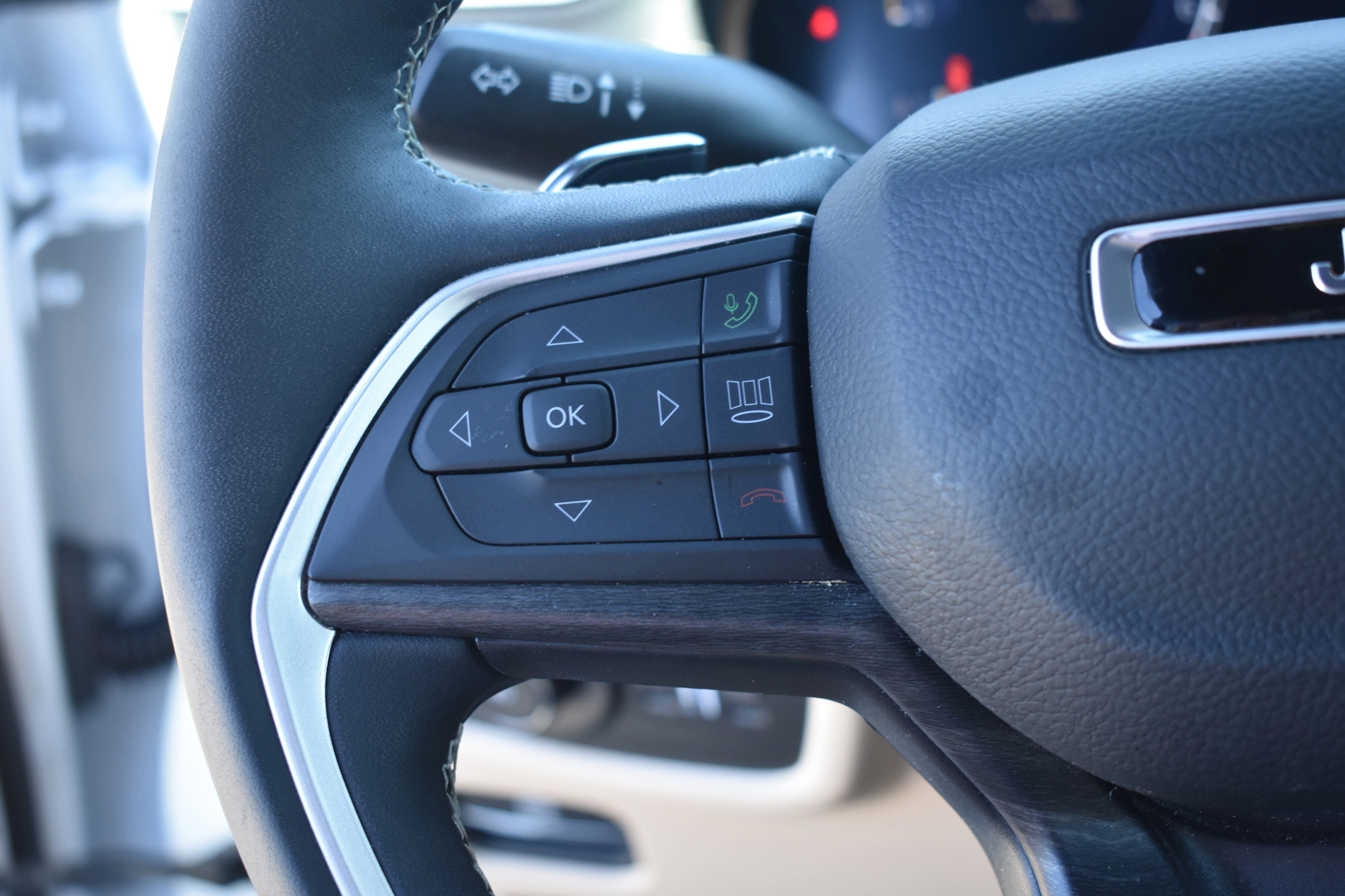 Used 2025 Jeep Grand Cherokee Limited w/ Luxury Tech Group II image 15