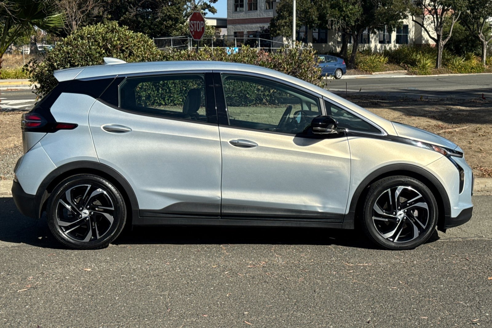 Used 2023 Chevrolet Bolt LT w/ Infotainment Package FWD image 2