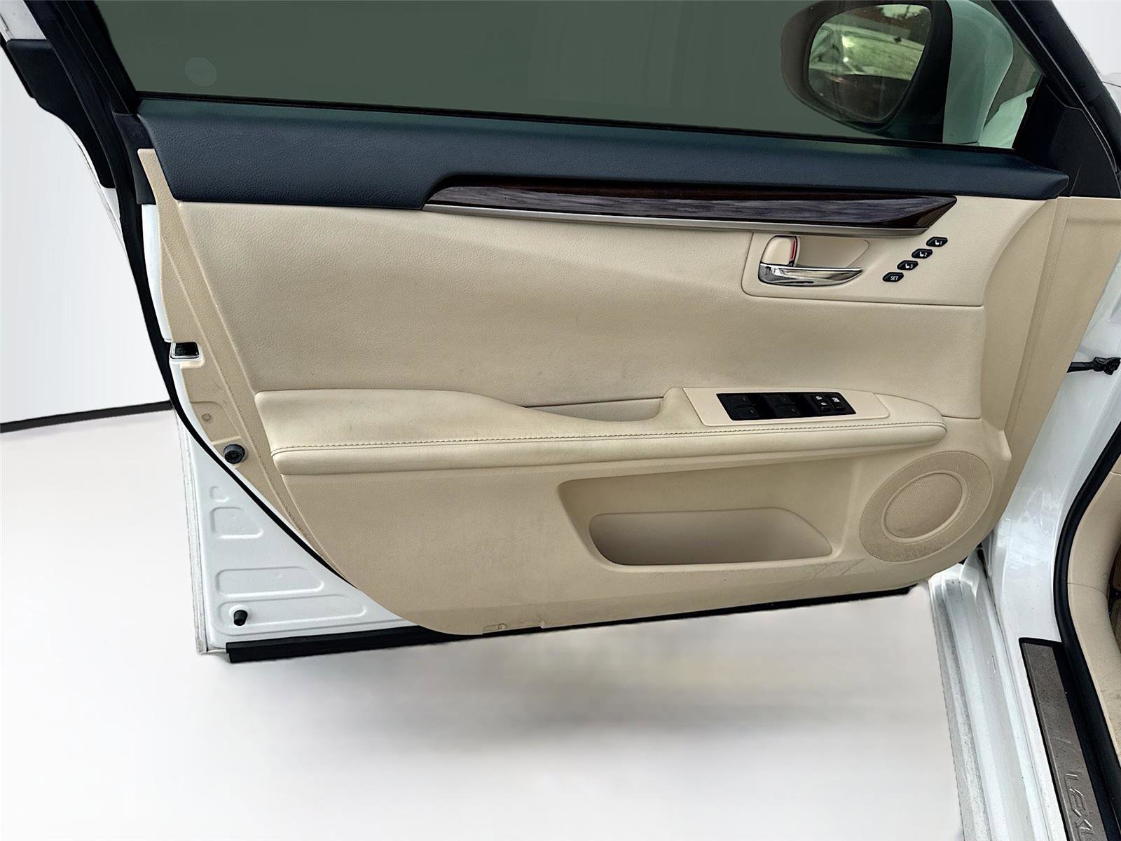 Used 2015 Lexus ES 350 w/ Luxury Package FWD image 4