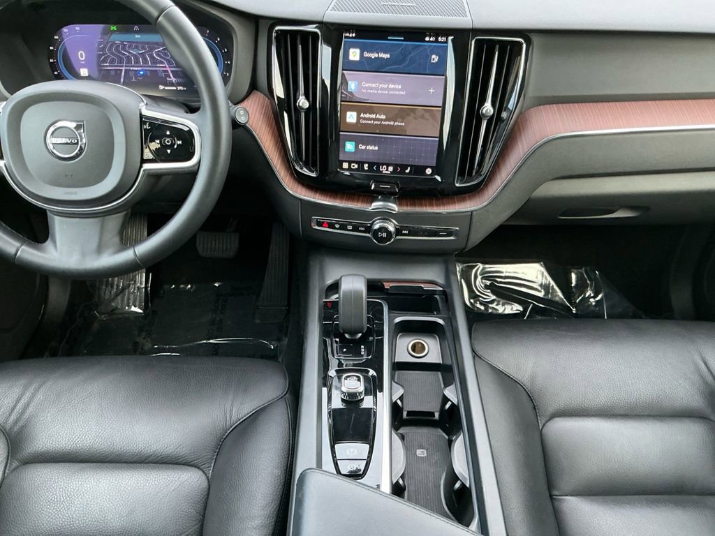 Used 2024 Volvo XC60 B5 Plus image 11