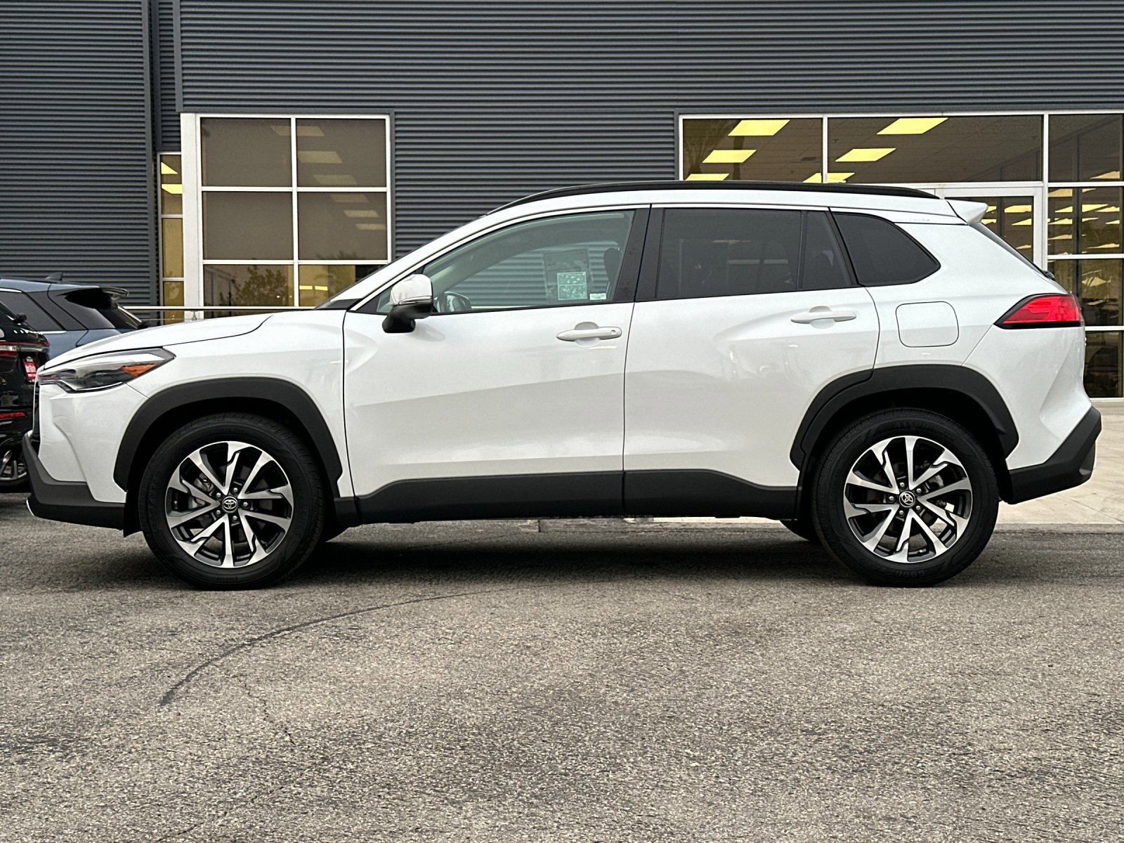 Used 2023 Toyota Corolla Cross XLE image 7