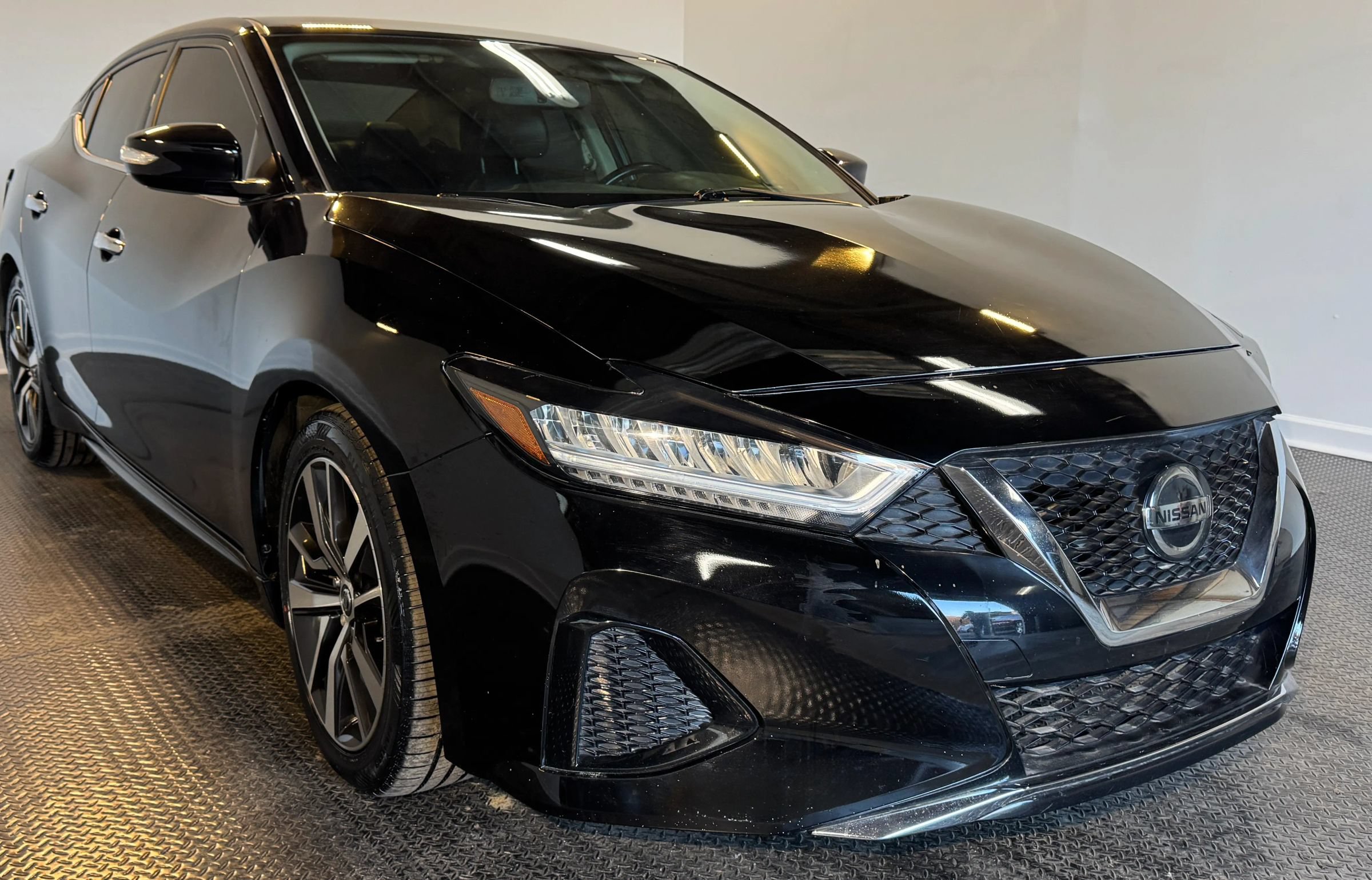 Used 2017 Nissan Maxima SR FWD image 3