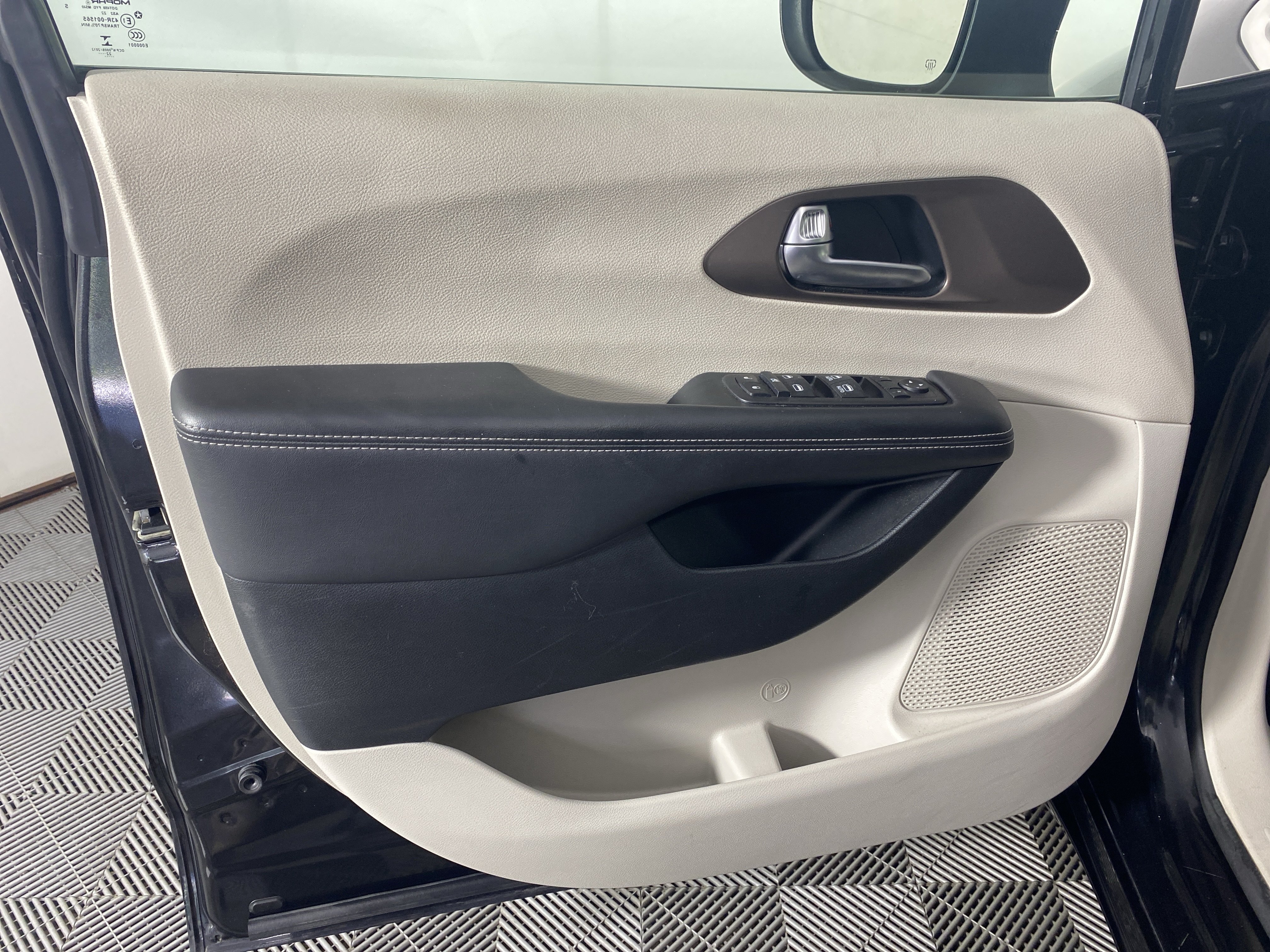 Used 2023 Chrysler Voyager LX FWD image 11