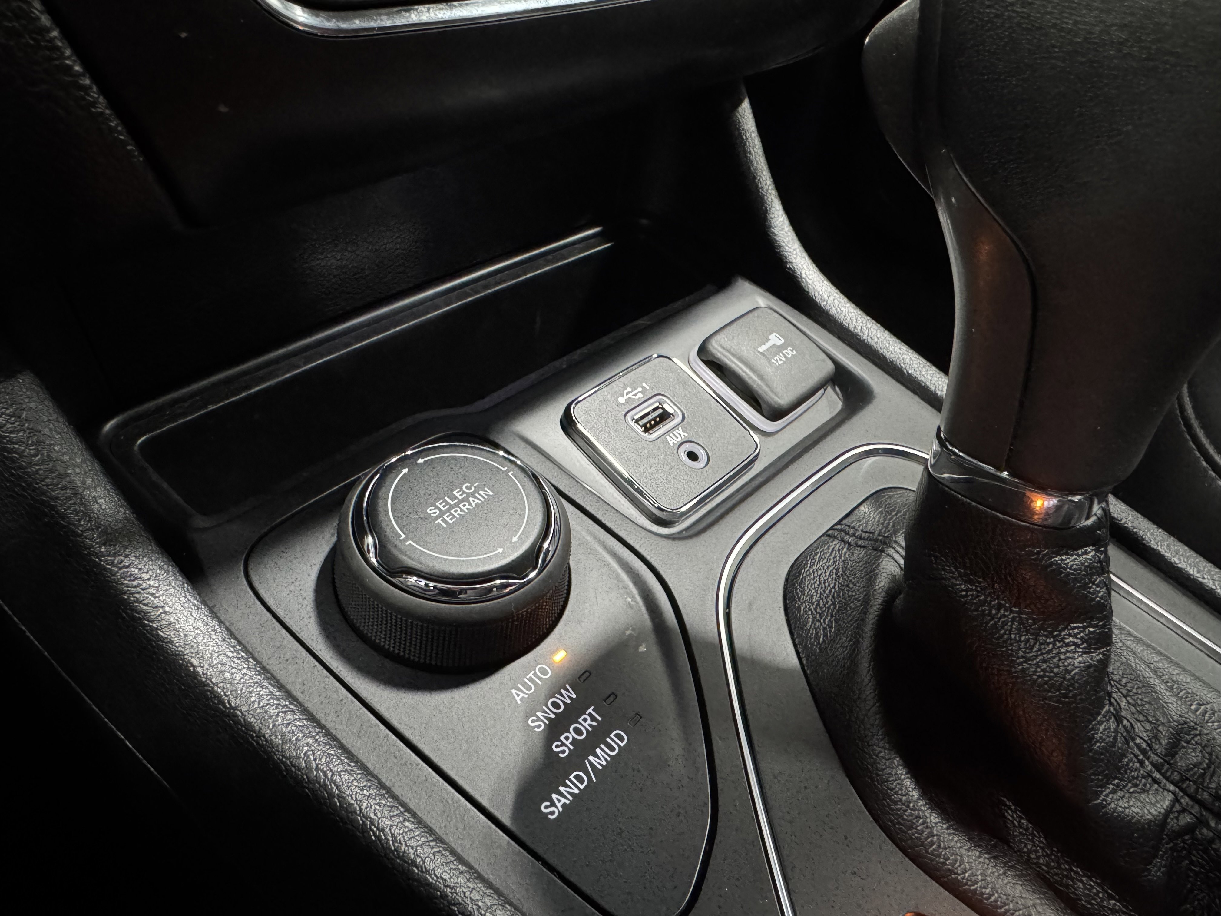 Used 2019 Jeep Cherokee Latitude Plus w/ Cold Weather Group image 9