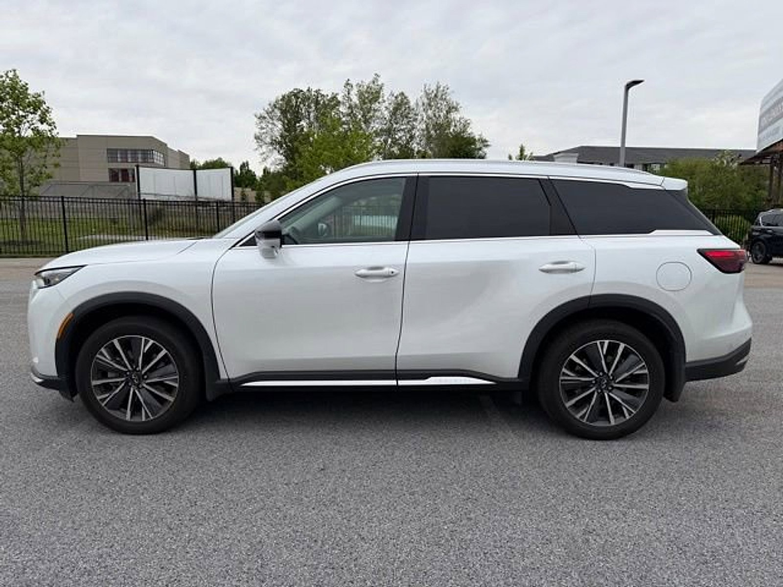 Certified 2026 INFINITI QX60 Luxe w/ Cargo Package AWD/4WD image 4