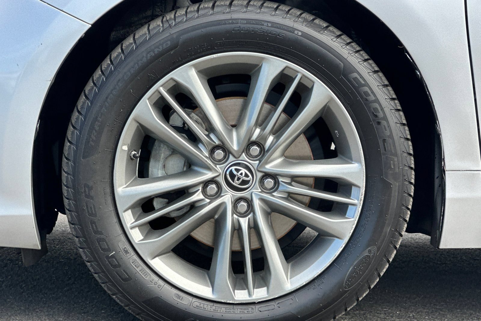 Used 2015 Toyota Camry SE w/ Moonroof Package FWD image 24