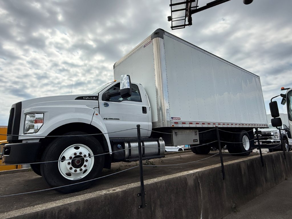 Used 2022 Ford F750 2WD Regular Cab Super Duty image 3