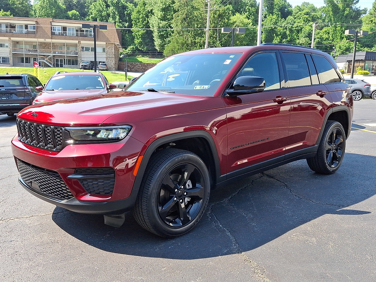Certified 2023 Jeep Grand Cherokee Altitude AWD/4WD image 3
