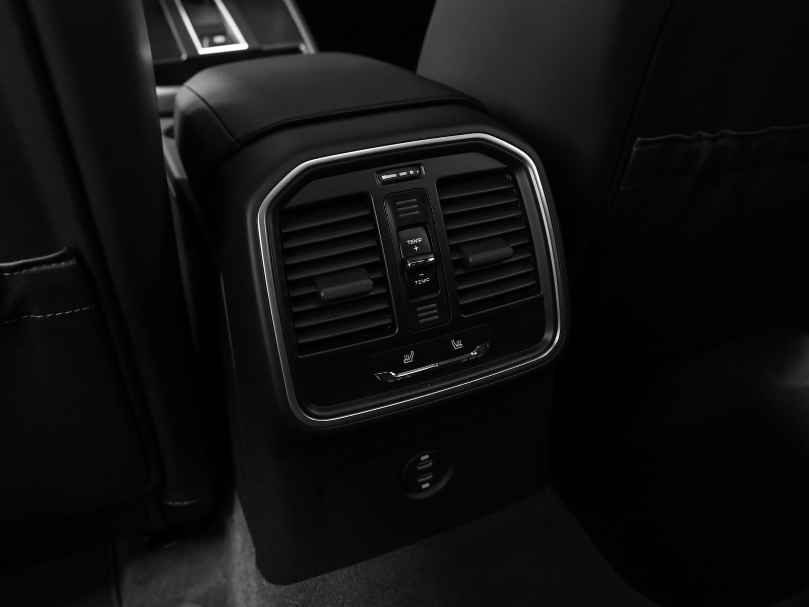 Certified 2025 Porsche Macan AWD/4WD image 39