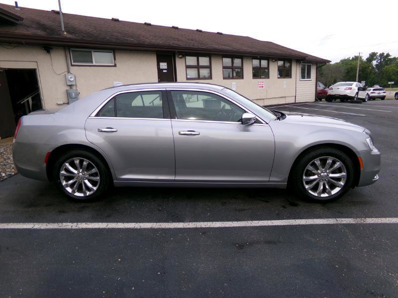 Used 2018 Chrysler 300 Limited image 2