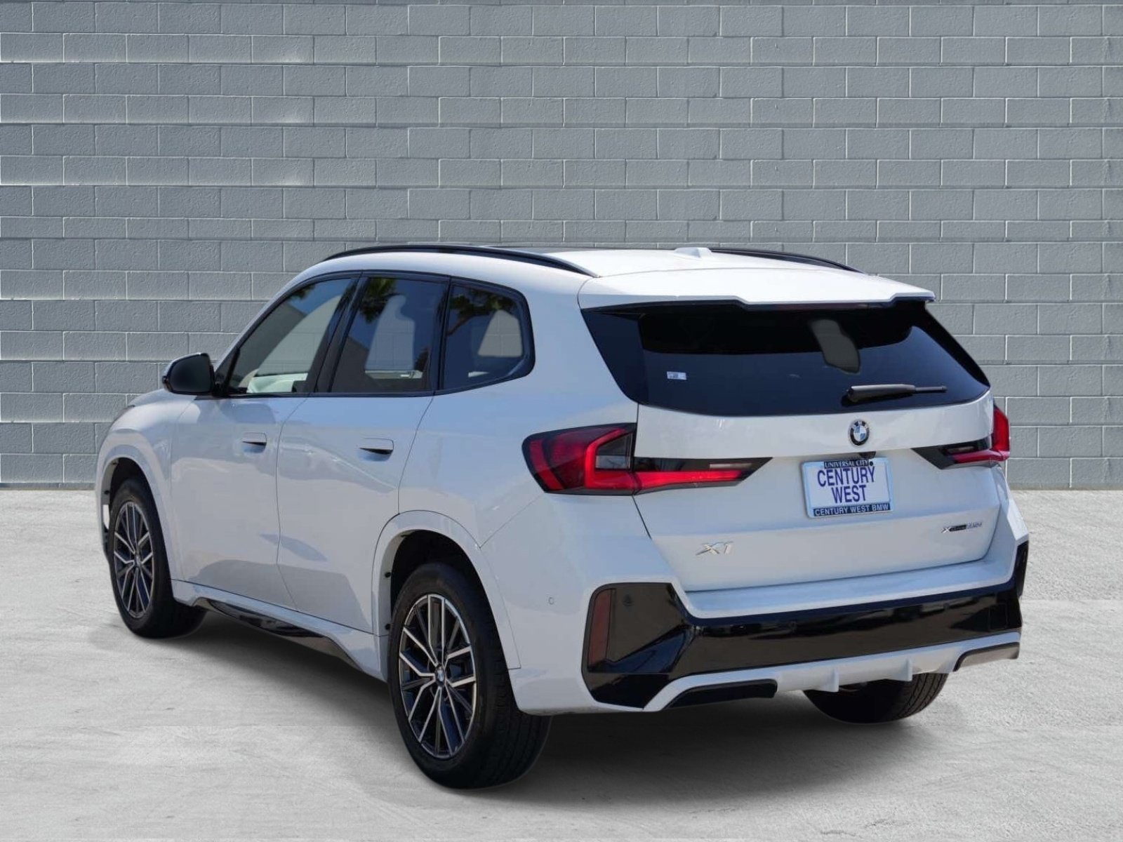 Used 2023 BMW X1 xDrive28i w/ M Sport Package AWD/4WD image 3
