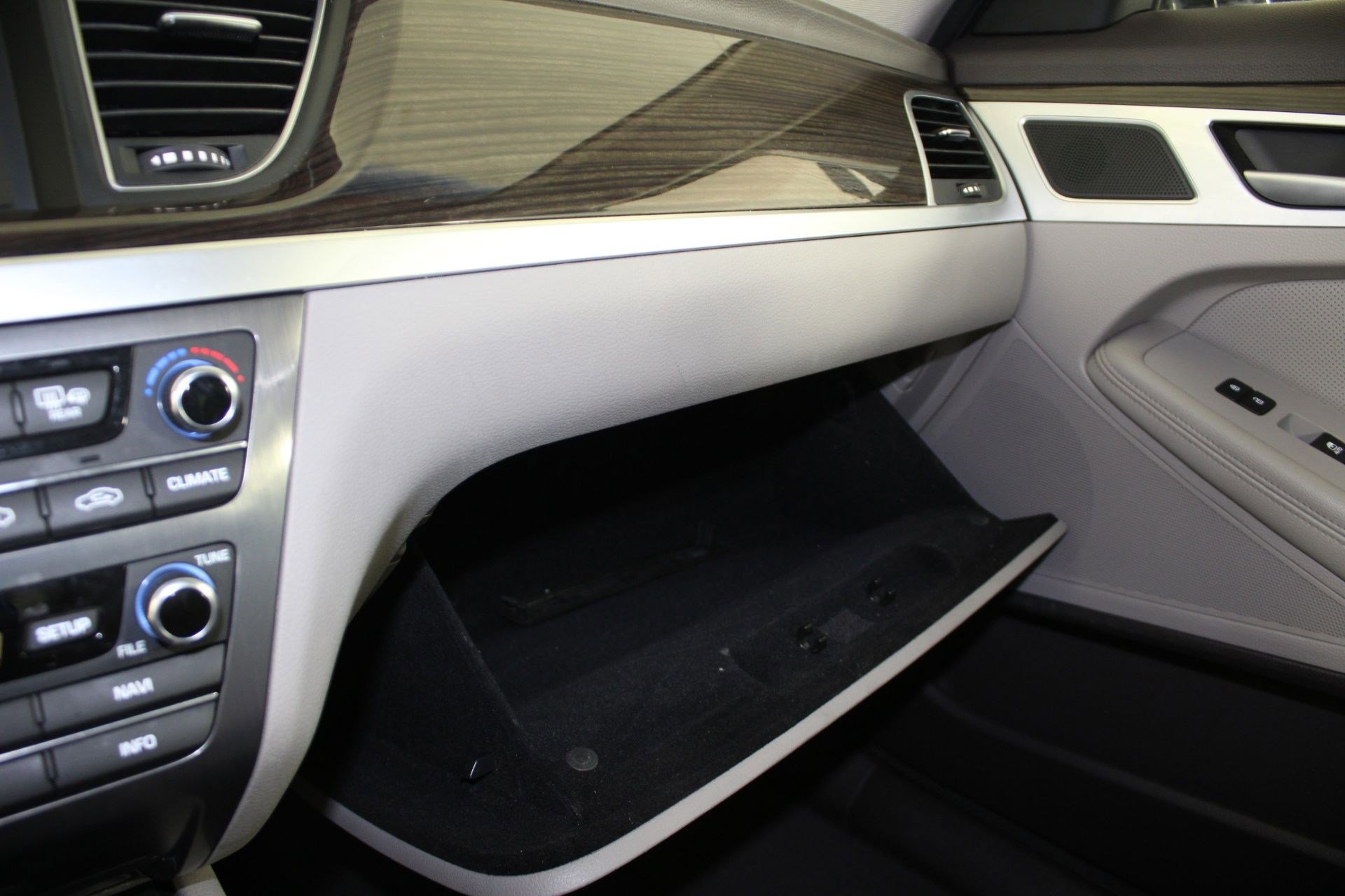 Used 2015 Hyundai Genesis 3.8 image 27