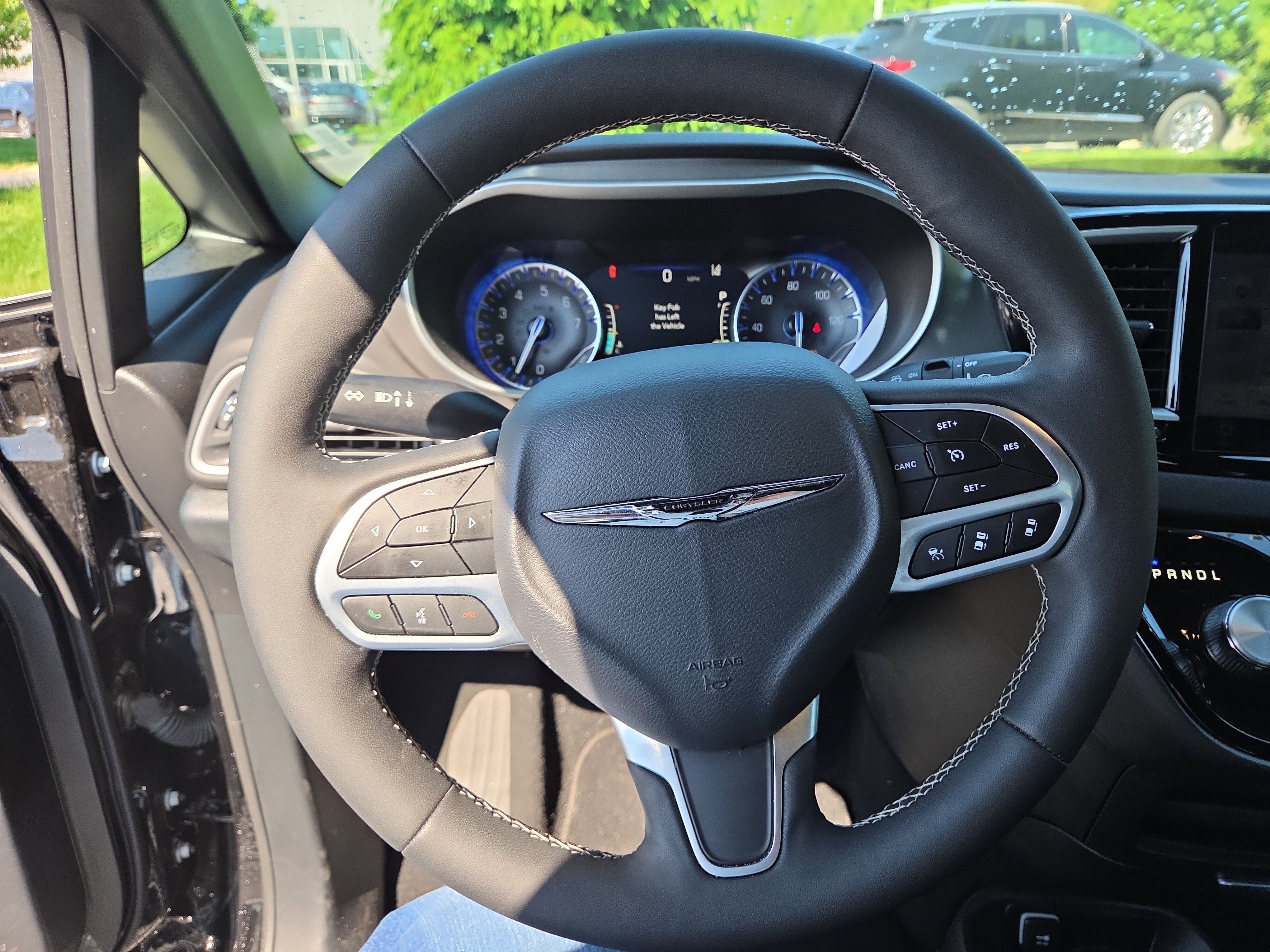 Used 2025 Chrysler Pacifica Select FWD image 3