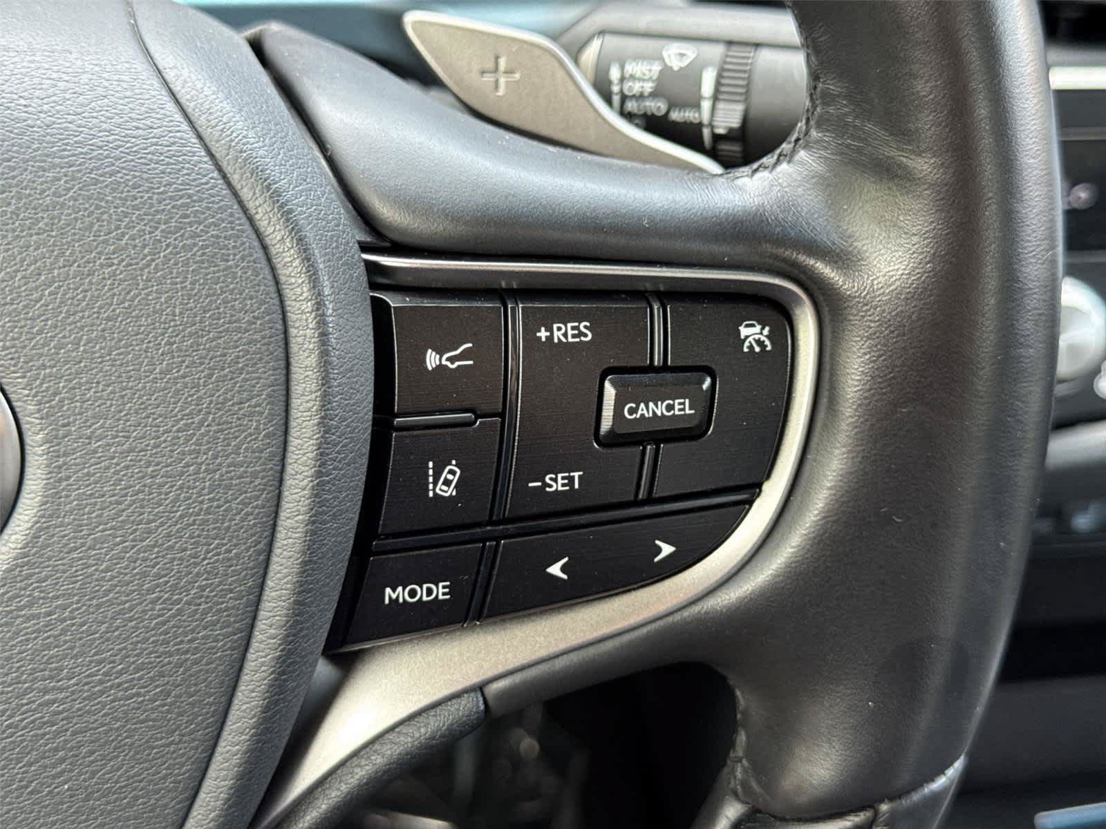 Used 2025 Lexus ES 300h w/ Luxury Package FWD image 35