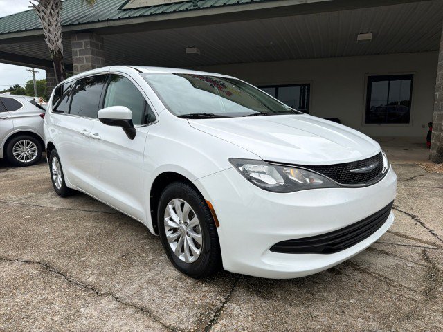 Used 2017 Chrysler Pacifica Touring w/ Tire & Wheel Group FWD image 3