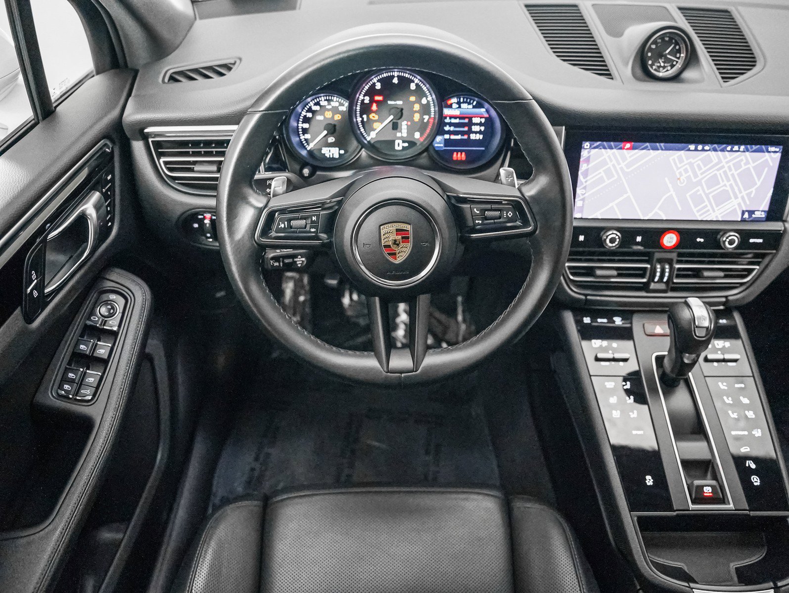 Certified 2023 Porsche Macan image 16