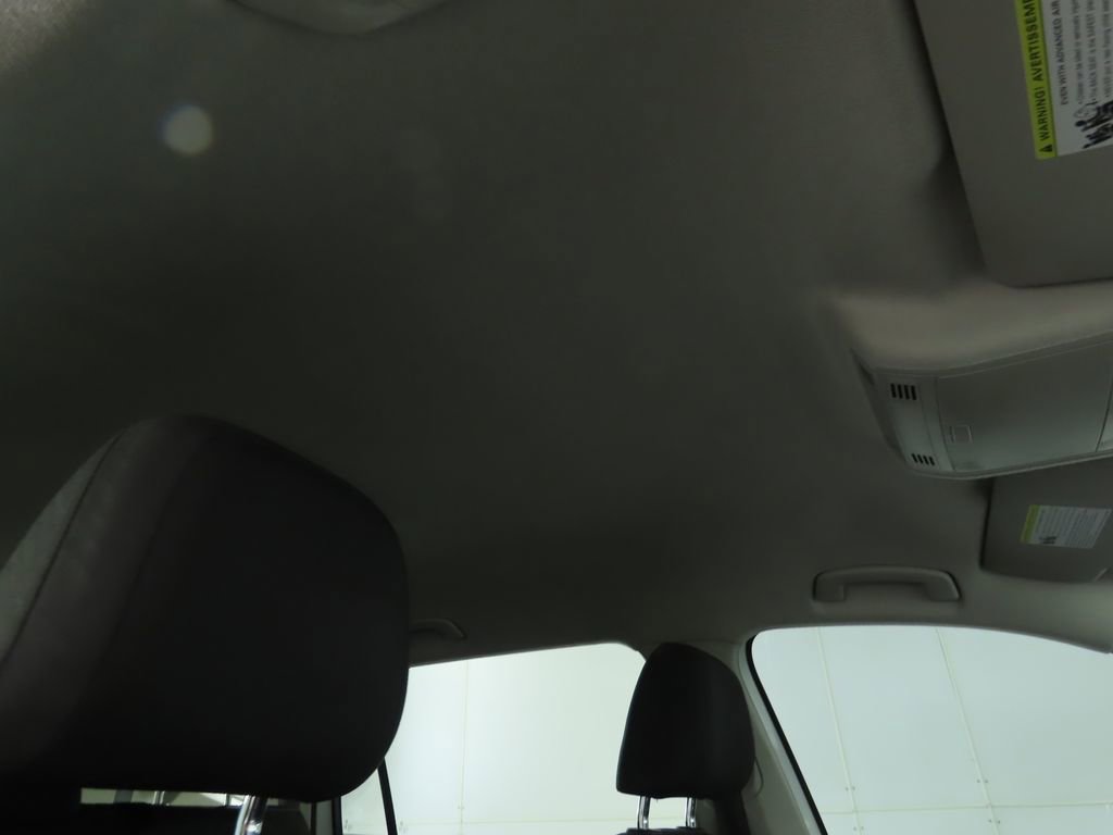 Used 2018 Volkswagen Tiguan S image 16