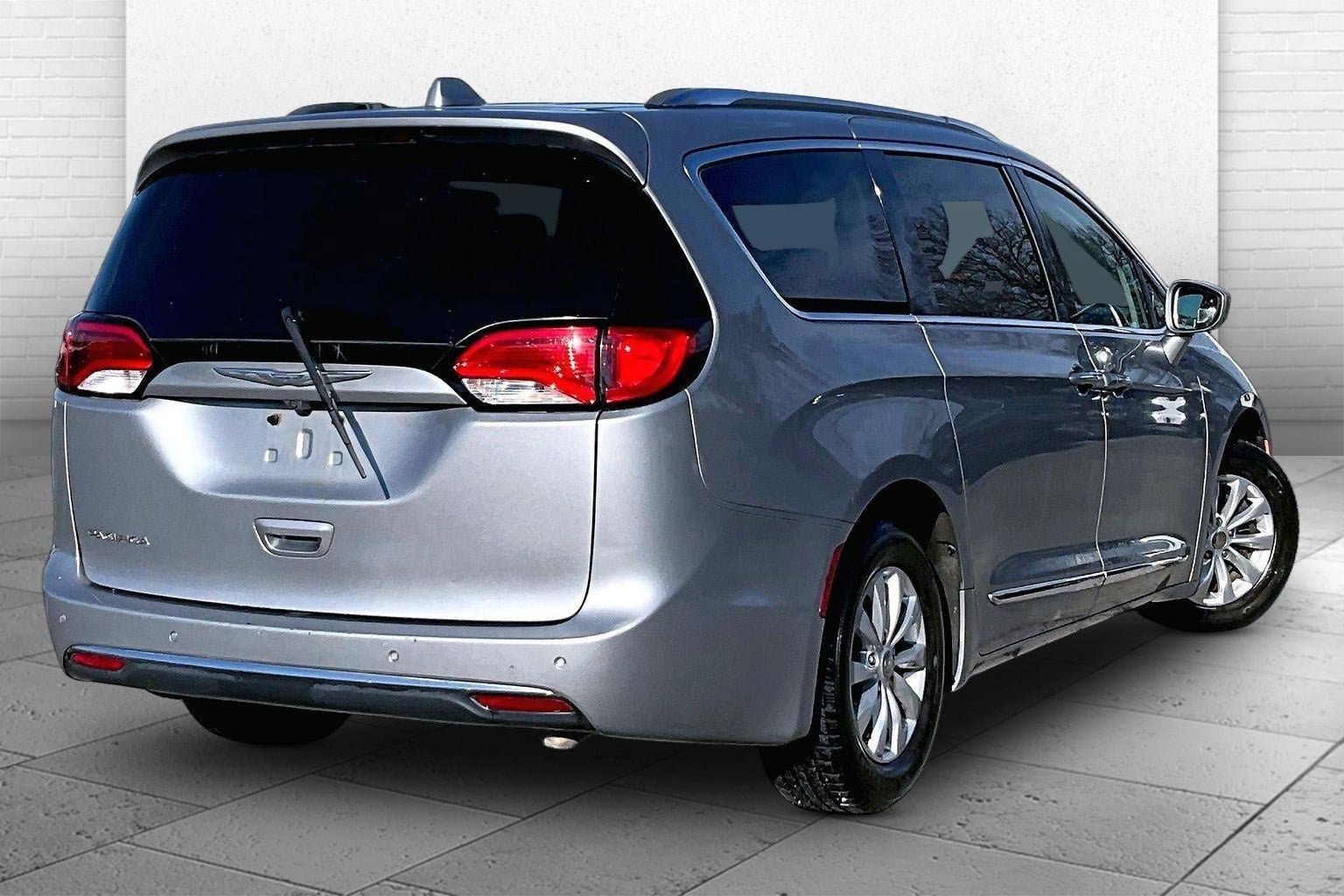 Used 2018 Chrysler Pacifica Touring-L FWD image 6