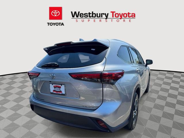 Used 2022 Toyota Highlander XLE AWD/4WD image 6
