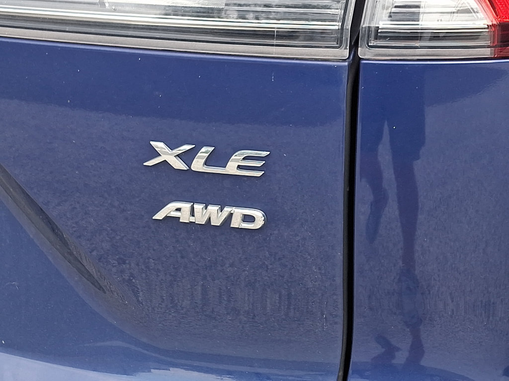 Used 2022 Toyota Corolla Cross XLE w/ Convenience Package AWD/4WD image 4