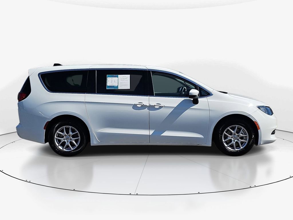 Used 2023 Chrysler Voyager LX image 4