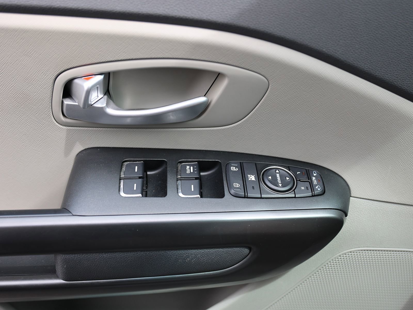 Used 2016 Kia Sedona LX w/ Option Group 020 FWD image 36