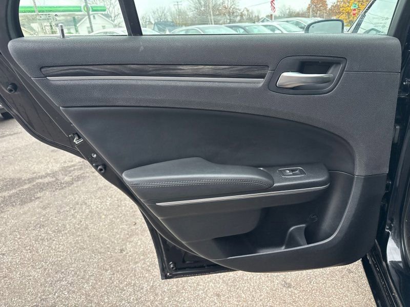 Used 2017 Chrysler 300 Limited image 13