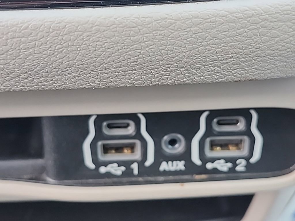 Certified 2023 Chrysler Pacifica Touring-L image 8