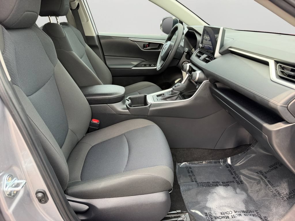 Used 2025 Toyota RAV4 LE AWD/4WD image 8