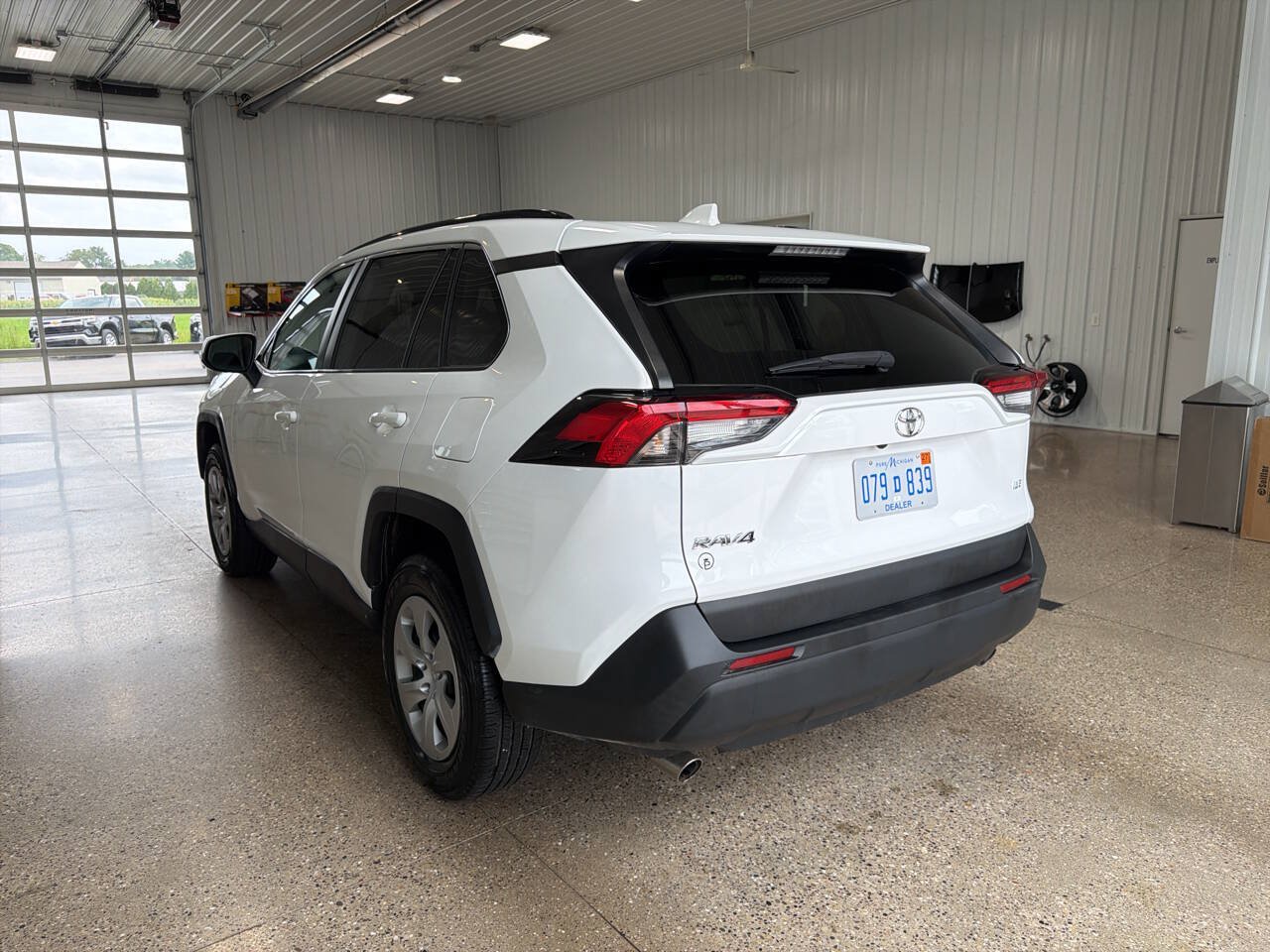 Used 2021 Toyota RAV4 LE FWD image 3
