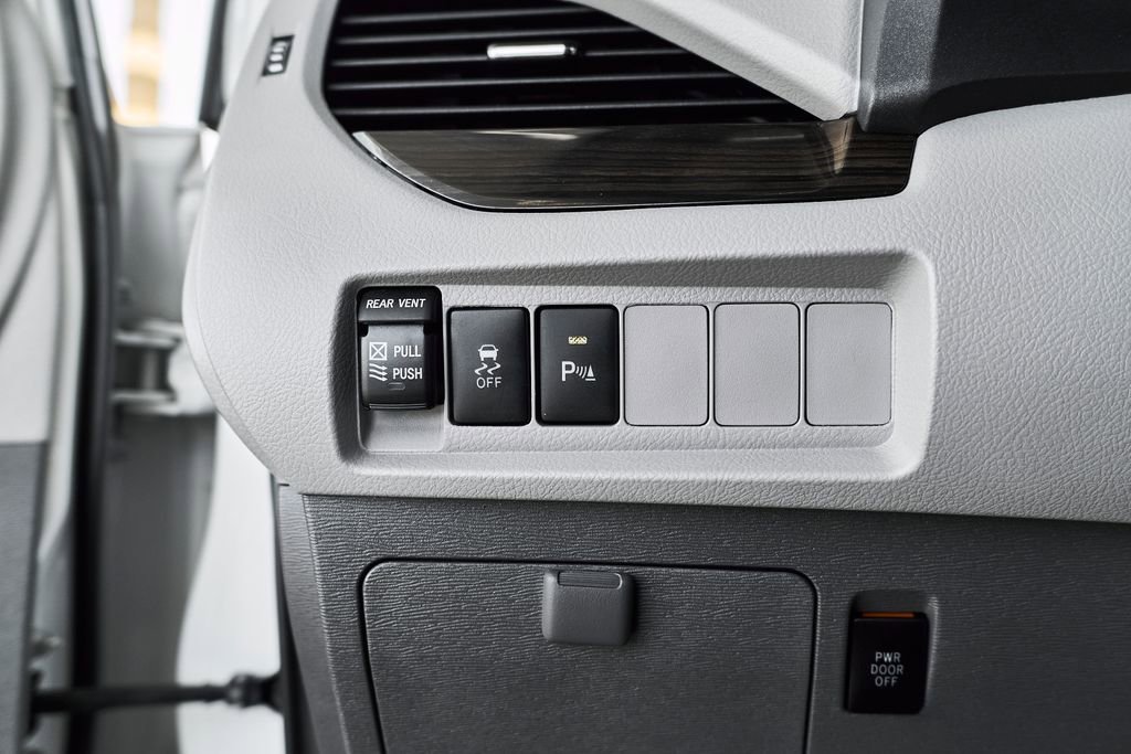 Used 2020 Toyota Sienna XLE w/ XLE Navigation Package image 31