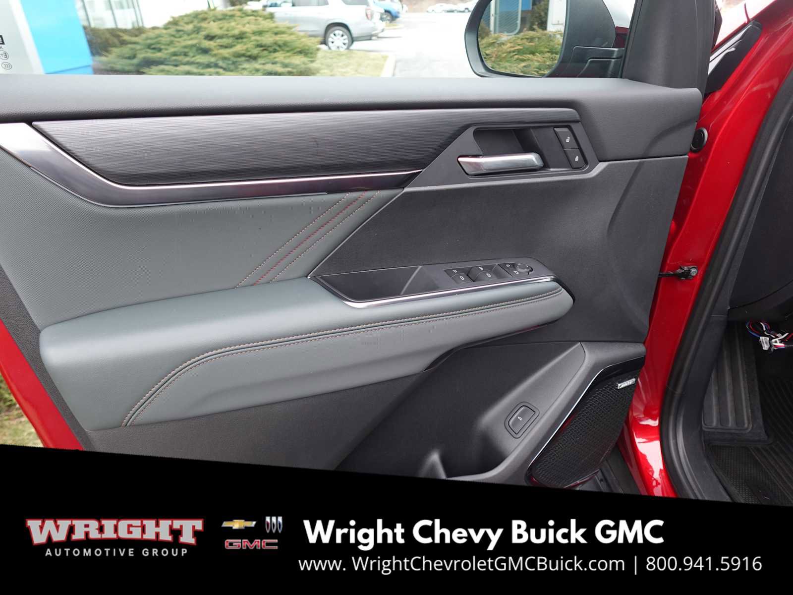 Used 2025 GMC Acadia AT4 w/ Luxury Package image 12