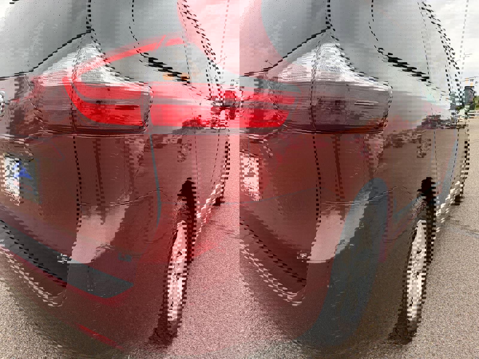 Used 2018 Toyota Sienna LE w/ Carpet Mat Package image 17