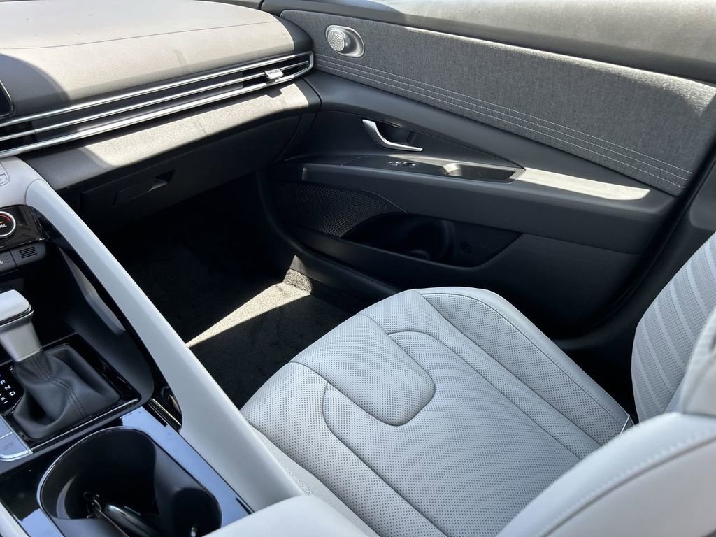 New 2025 Hyundai Elantra Limited image 6