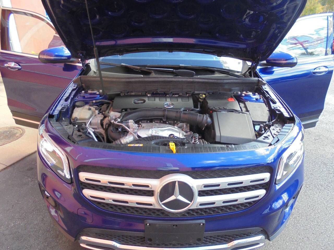 Used 2020 Mercedes-Benz GLB 250 4MATIC w/ Premium Package image 35