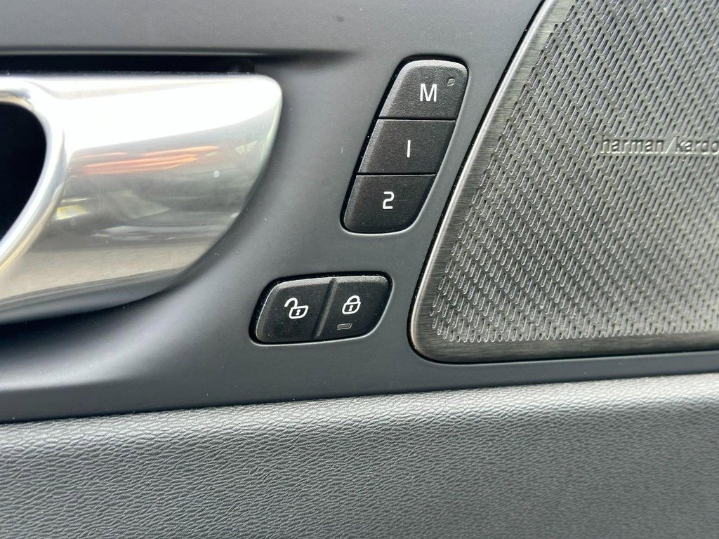 Used 2024 Volvo XC60 B5 Plus image 19