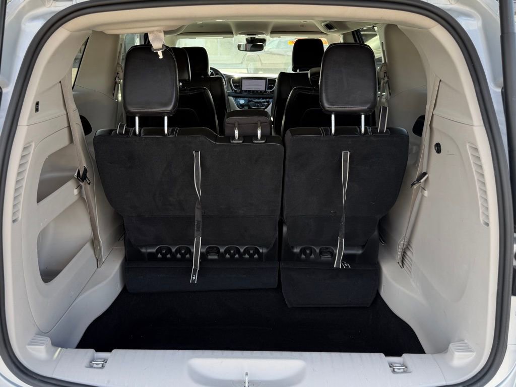 Used 2024 Chrysler Pacifica Touring-L FWD image 5