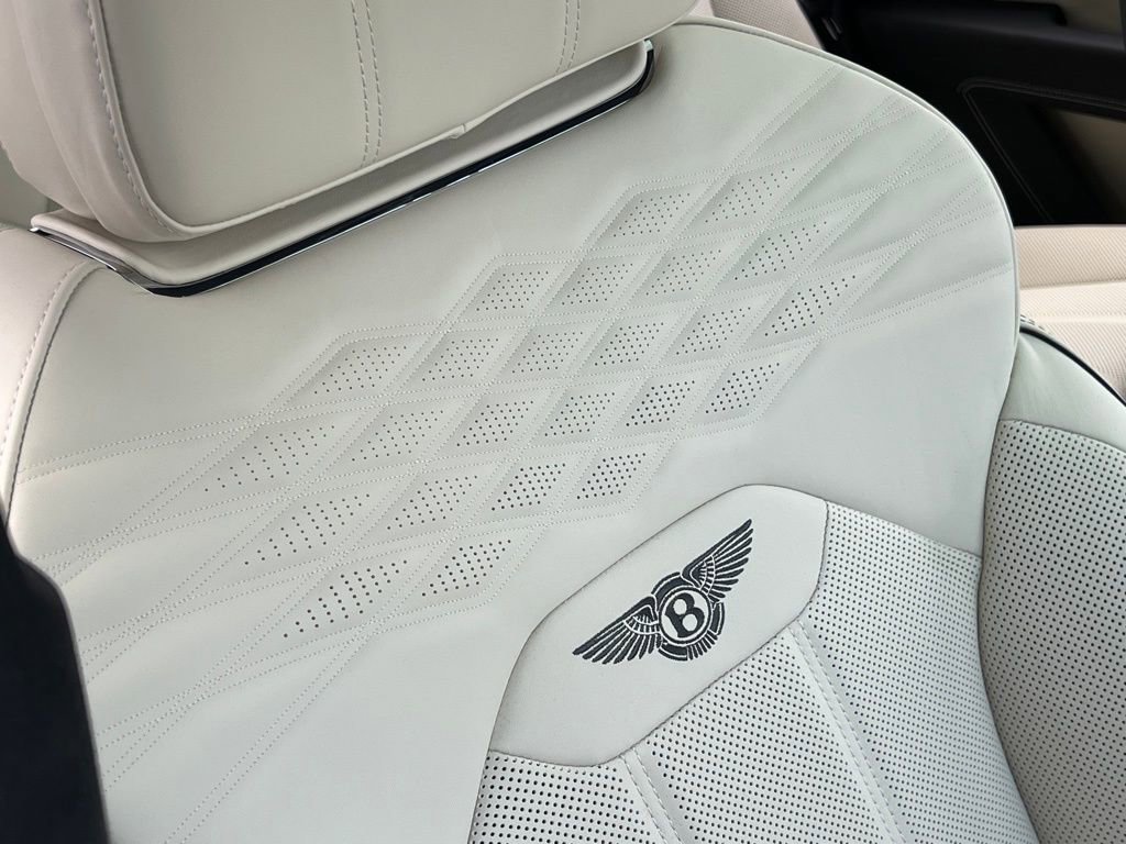 Used 2025 Bentley Bentayga image 48